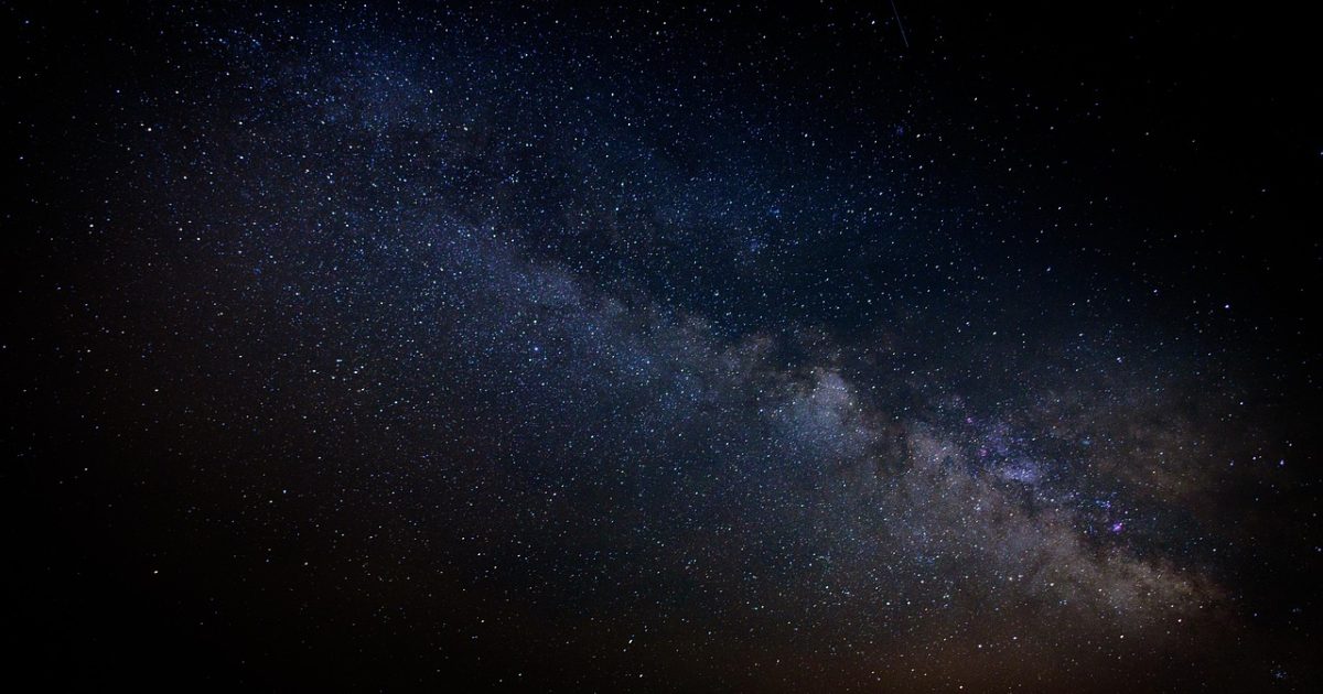 超级小爱智能语音助手界面展示，深紫夜空背景下霓虹粉紫光效环绕的AI语音助手交互界面，展示全屋设备联动控制面板与自然语言输入框
